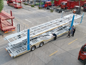 Prijevoz 6 automobila poluprikolica za prijevoz automobila sa spuštenim osovinama s čegrtaljkama s jednim kotačem